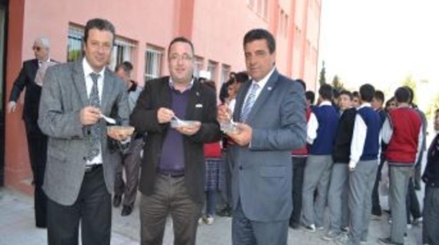 Kula İmam Hatip Lisesi Aşure Dağıttı