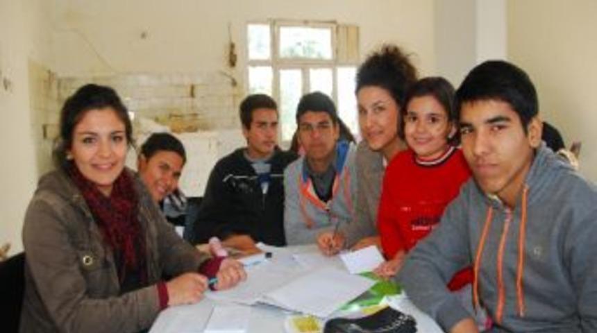 &Uuml;niversiteli Gen&ccedil;lerden K&ouml;y &Ccedil;ocuklarına Destek