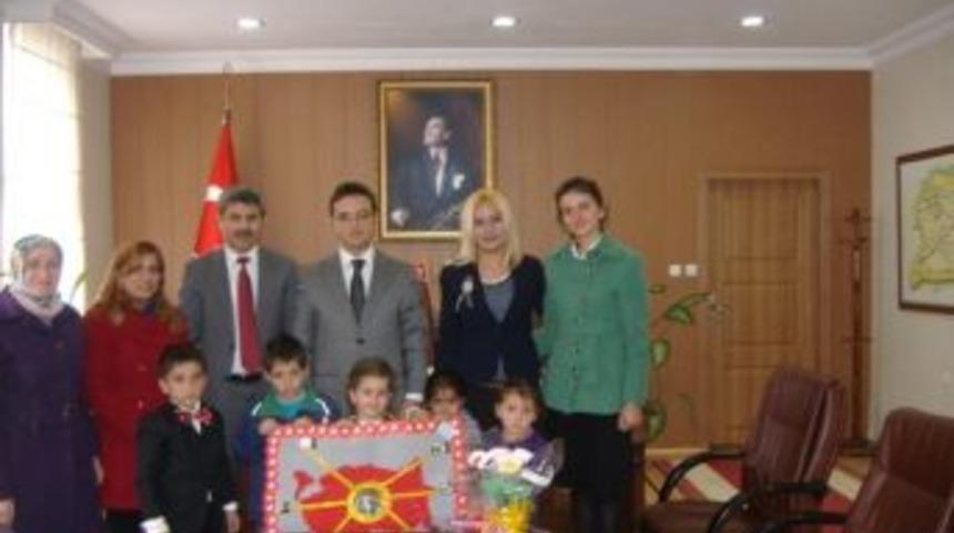 Minik eller kaymakamlık ziyaretinde