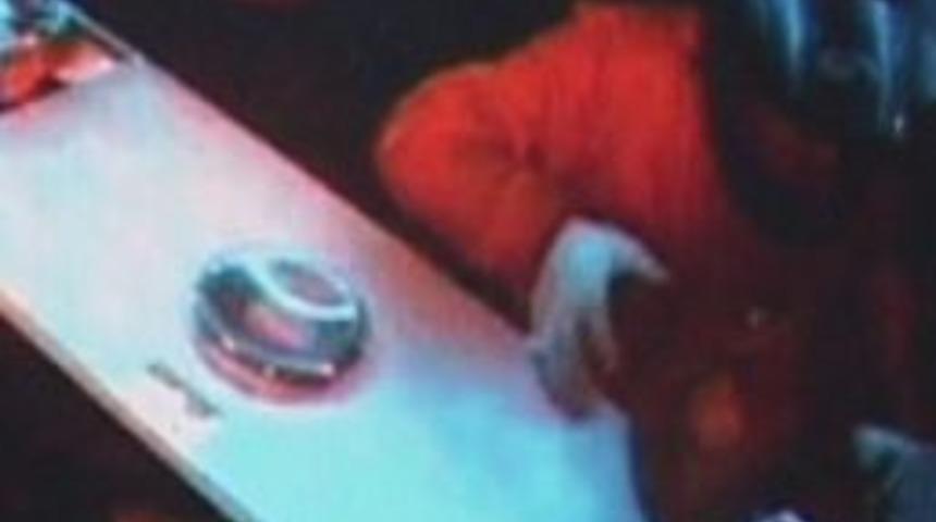 Kasklı Hırsız &Ouml;nce Kameraya Sonra Polise Yakalandı