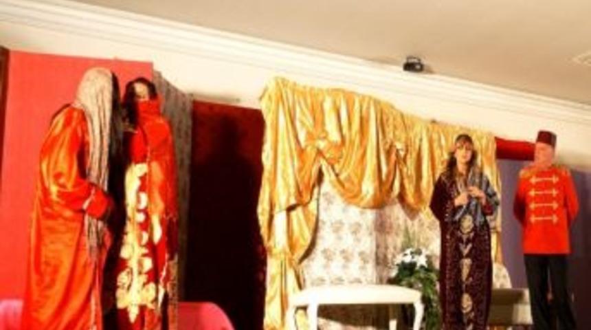 Tiyatro Oyunları, &Ouml;ğrenci Yurdu Yararına Sahnelendi