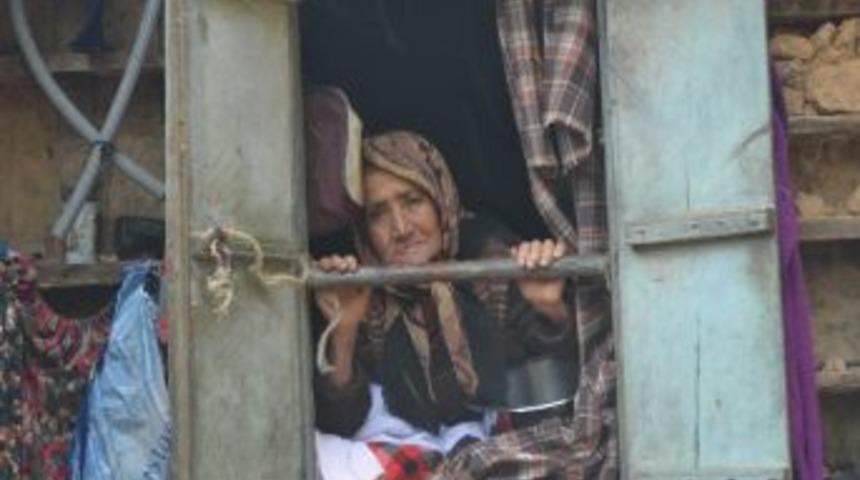 Yaşlı Kadın İle Zihinsel &Ouml;z&uuml;rl&uuml; Kızına Kaymakamlık Sahip &Ccedil;ıktı