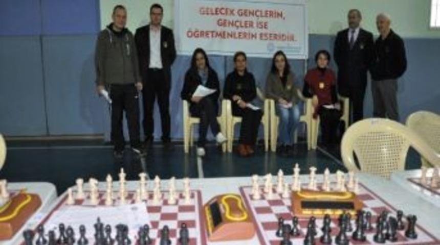 Satrancın Y&uuml;k&uuml;n&uuml; Onlar &Ccedil;ekiyor