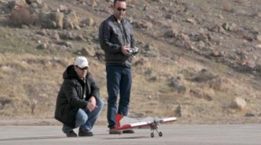 Model U&ccedil;ak Tutkunları Ke&ccedil;i&ouml;ren'de Yarıştı