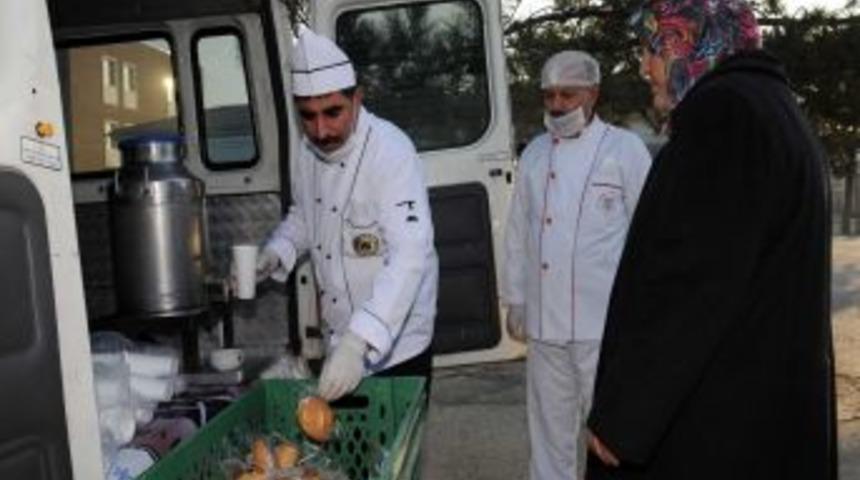 Yenimahalle Belediyesi'nden Hasta Yakınlarına &Ccedil;orba Ikramı