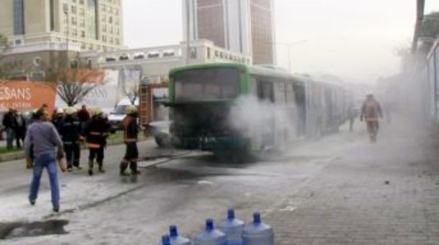 Otob&uuml;steki Yangını Damacanayla S&ouml;nd&uuml;rd&uuml;ler