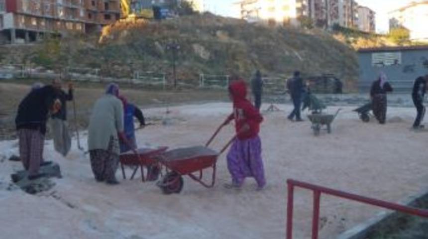 Kadınlar Kazma K&uuml;rekle Park Yapıyor