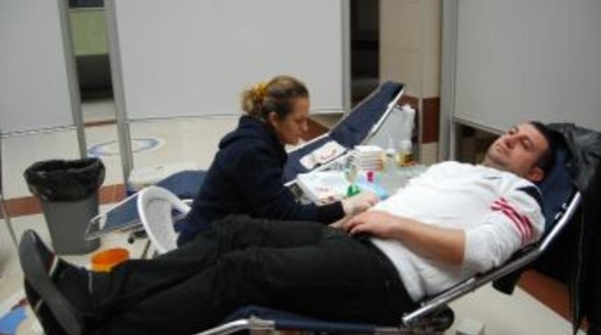 &Uuml;niversiteli &Ouml;ğrencilerden Kan Bağışı