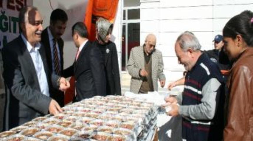 Belediye Başkanı Fakıbaba, Aşure Dağıttı