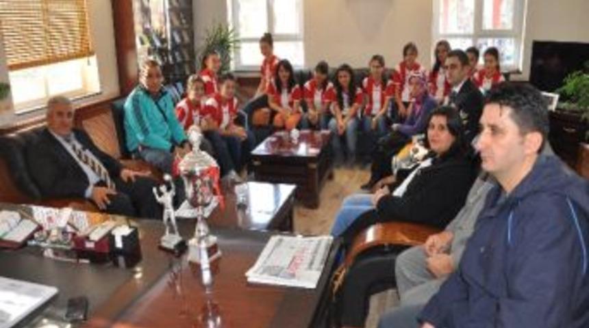 Şampiyon Voleybolcular, Başkan Şahin&rsquo;i Ziyaret Etti