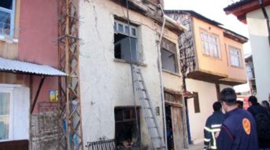 27 T&uuml;p&uuml;n Bulunduğu &Ccedil;&ouml;p Evdeki Yangın Y&uuml;rekleri Ağızlara Getirdi