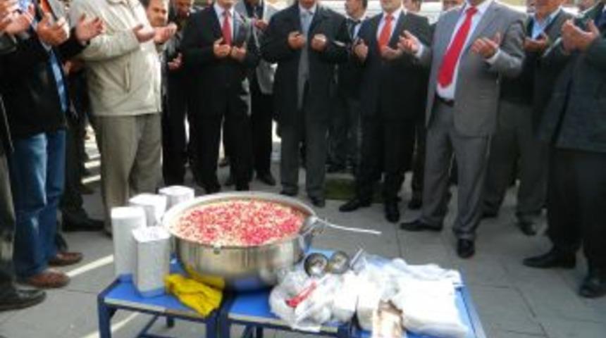 G&ouml;k&ccedil;e-Der Aşure Dağıttı