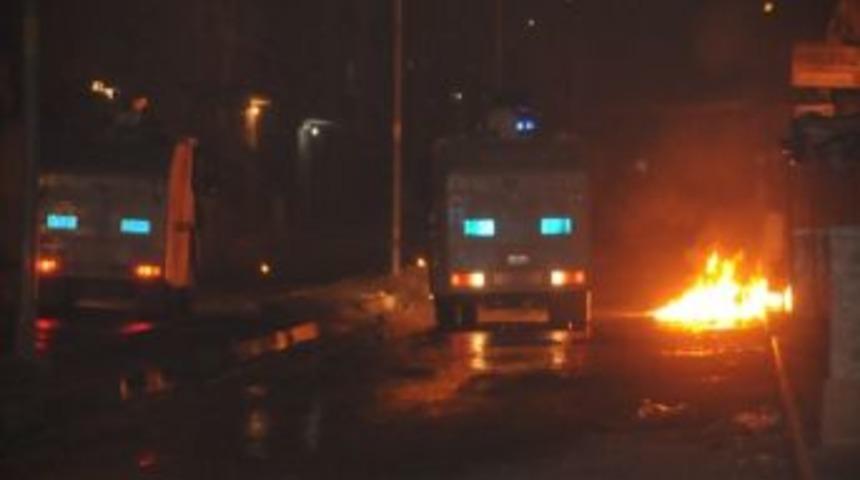 Cizre'de İzinsiz G&ouml;steriler Gece Boyu S&uuml;rd&uuml;