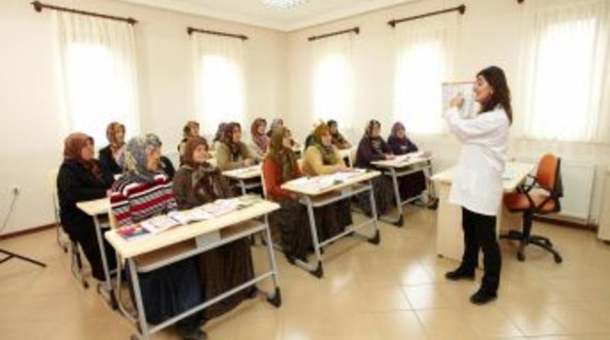 Altındağ'da 7 Bin Kadın, Okuma-yazmayı Belediyenin Kurslarında &Ouml;ğrendi