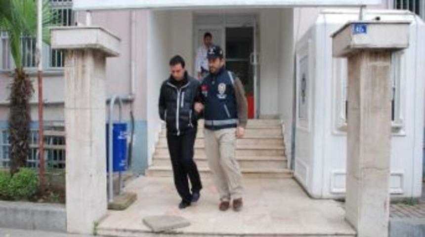 Az Para Veren Kardeşini Bı&ccedil;akladı