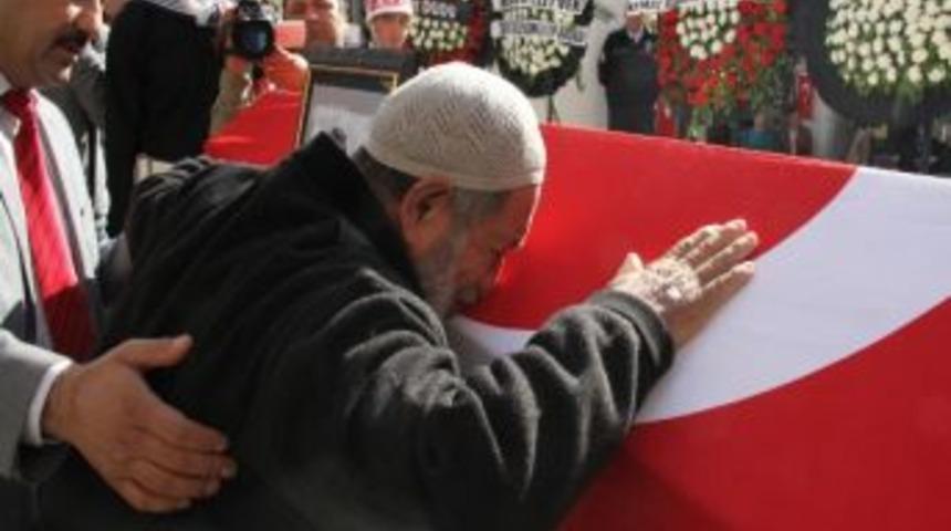 İskenderun Şehidini Alkışlar Ve G&ouml;zyaşlarıyla Uğurladı