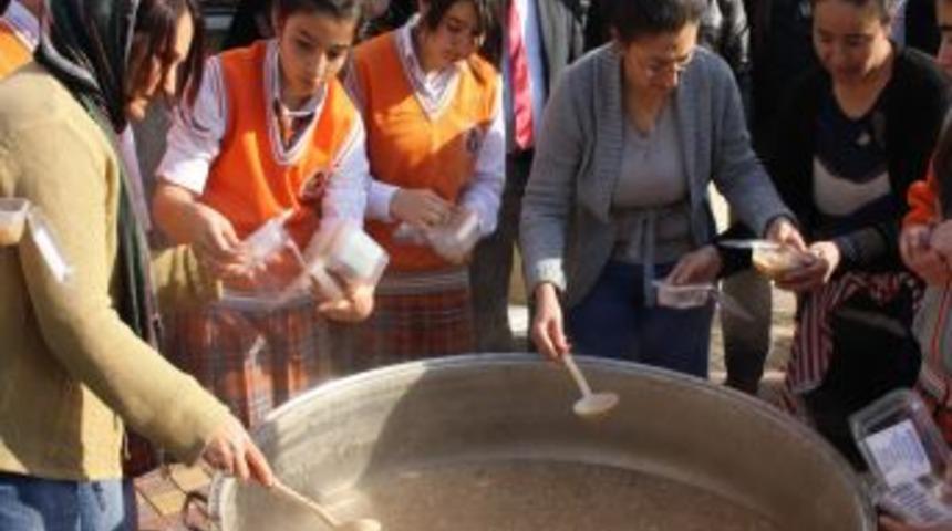 &Ouml;ğrenciler Elleriyle Aşure Dağıttı