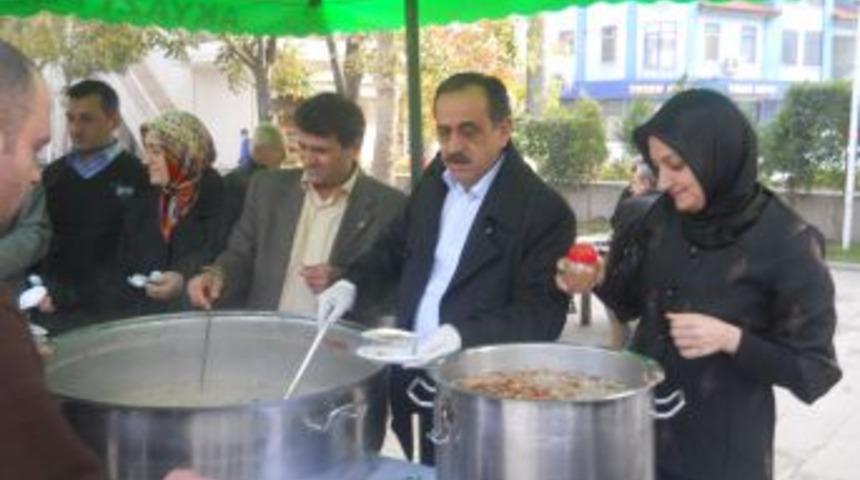 Başkan Yazıcı, Aşure Dağıttı