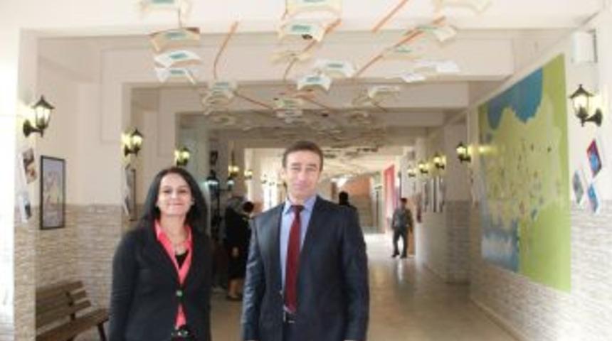 Okuldaki 'Edebiyat Sokağı' &Ouml;ğrencileri Kitapla Buluşturuyor