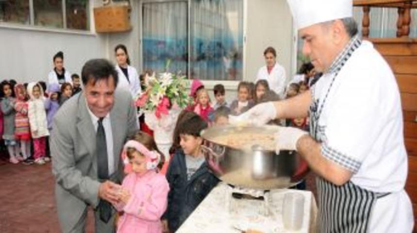 Şehzade Mehmet İlk&ouml;ğretim Bin 500 Kişilik Aşure Dağıttı