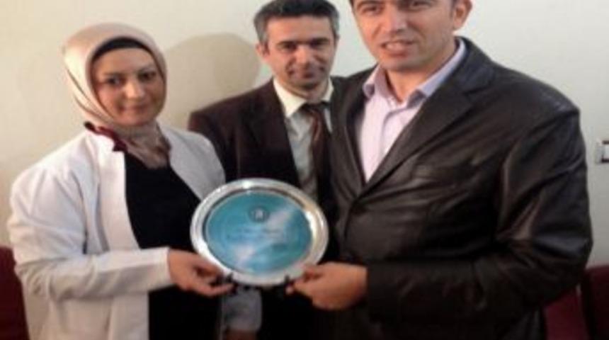 Diş Sağlığı Merkezi M&uuml;d&uuml;r&uuml; Mehmet Sait Yalgatekin&rsquo;e Plaket