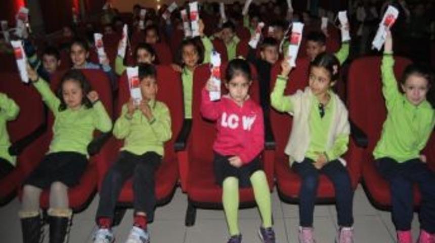 &Ouml;ğrencilere Diş Macunu Ve Fır&ccedil;a Dağıtıldı