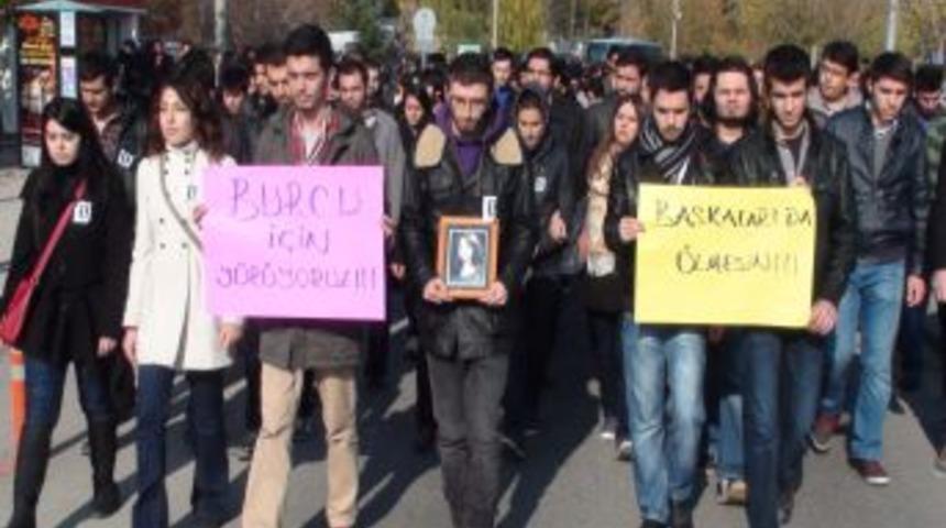 Kazada Hayatını Kaybeden Arkadaşları I&ccedil;in Y&uuml;r&uuml;d&uuml;ler