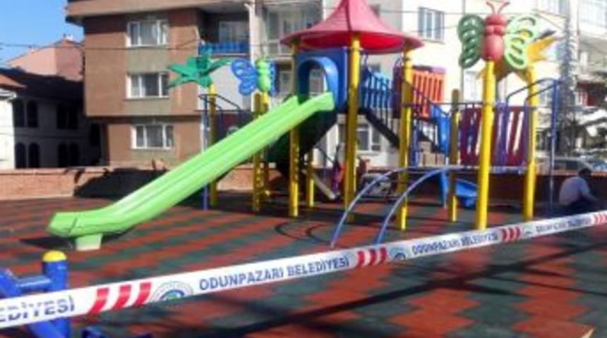 Odunpazarı Belediyesi Parklara Kau&ccedil;uk Kaplama D&ouml;ş&uuml;yor