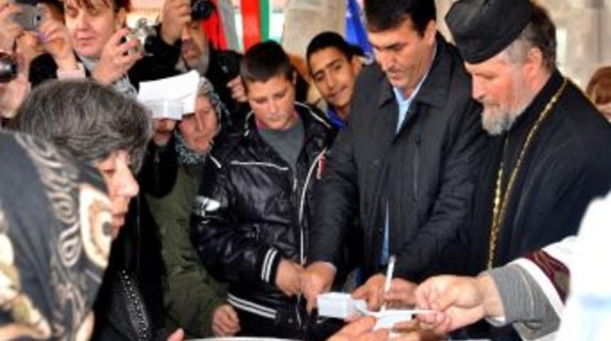 Başkan D&uuml;ndar Papazla Birlikte Aşure Dağıttı