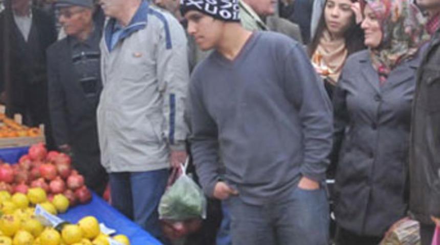 Pazara dalan yaman domuzu 2 kişiyi yaraladı