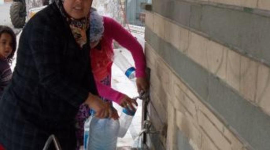 Şark&ouml;y&rsquo;de Suyu Kesilen Vatandaş &Ccedil;eşmelere Koşuyor