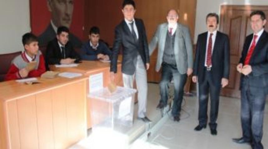 Van&lsquo;da &Ouml;ğrenci Meclisi Başkanlığı Se&ccedil;imi