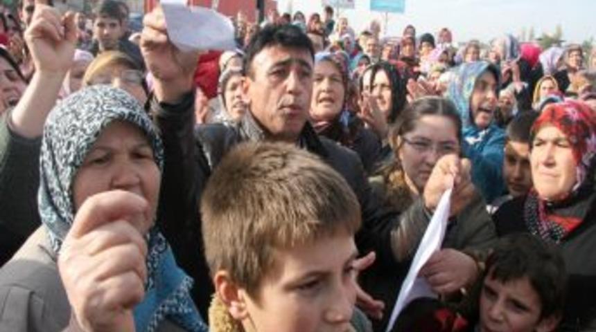 Bursa'da Okul, Elektrik Ve Doğalgaz Isteyen Mahalleli Yol Kesti