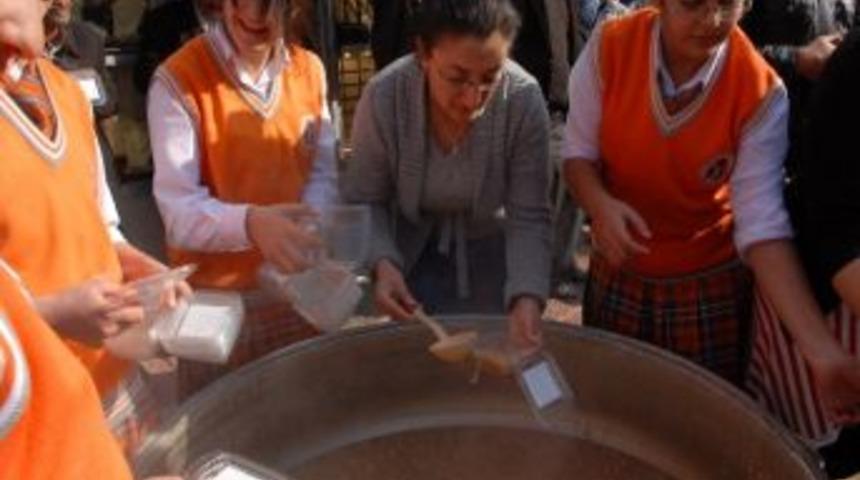 Muharrem Aşuresini &Ouml;ğrenciler Dağıttı