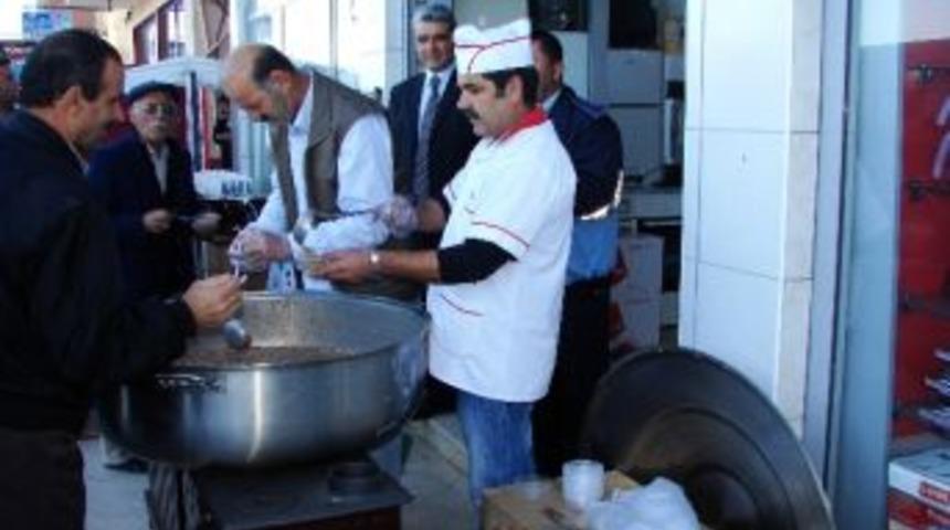 Bir Mobilya Firması &Ccedil;atalzeytin'de Aşure Dağıttı