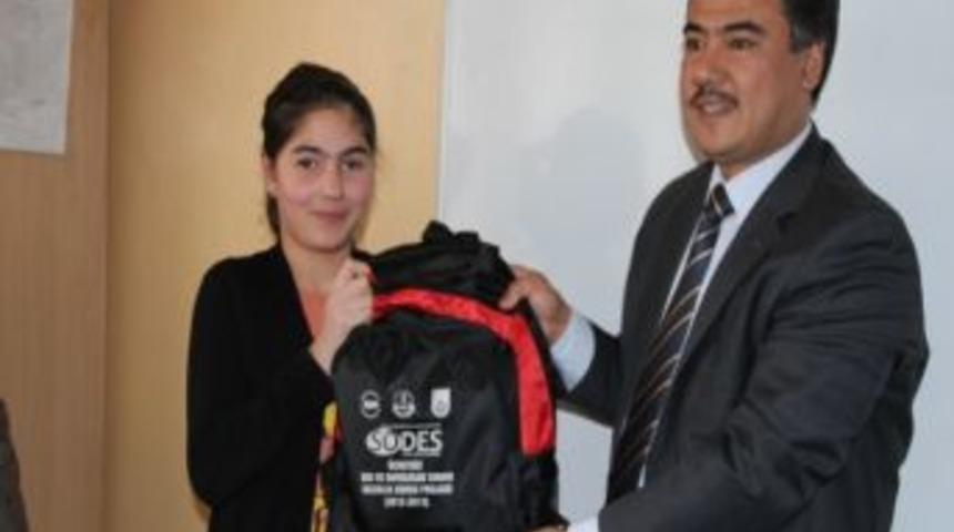 Bayburt&rsquo;ta &Uuml;cretsiz Sbs Ve Bursluluk Sınavı Hazırlık Kursu Projesi Eğitim Seti Dağıtım T&ouml;reni Yapıldı