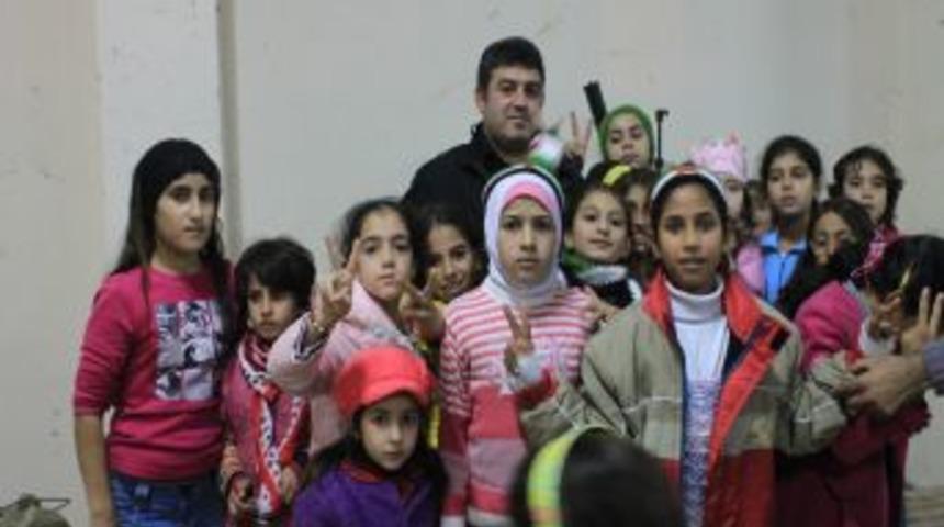 Suriyeli M&uuml;lteciler Kamp M&uuml;d&uuml;r&uuml; &Ouml;zcan I&ccedil;in 11 Bin Imza Topladı