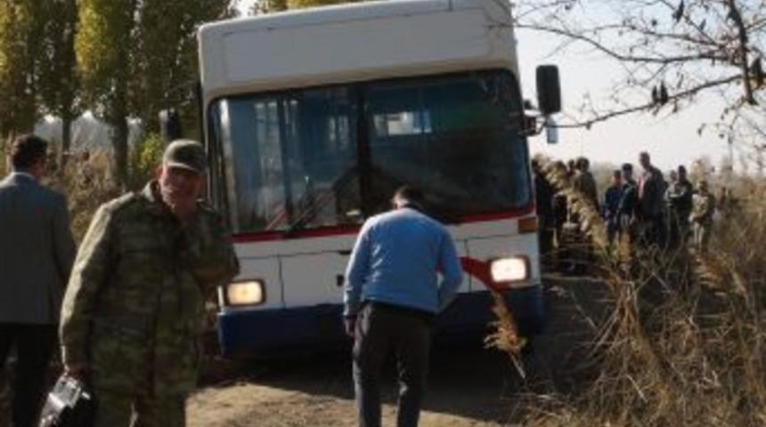 NATO Uzmanlarını Taşıyan Otob&uuml;s &Ccedil;amura Takıldı