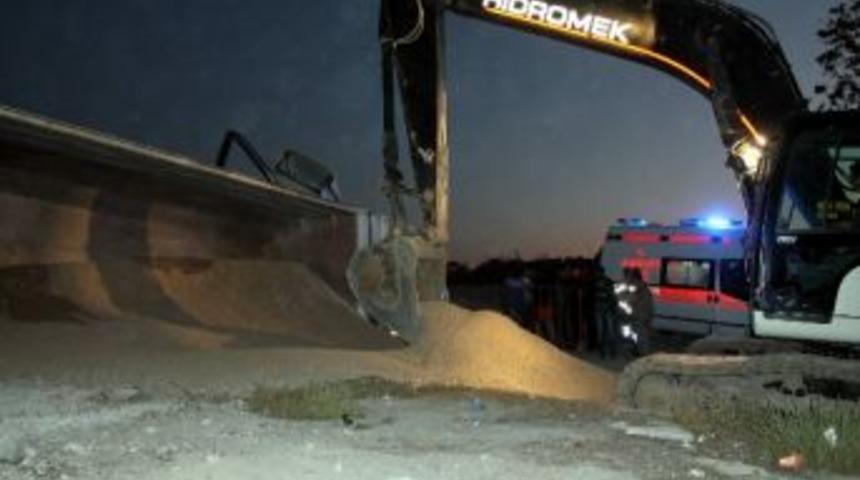 Mıcır Y&uuml;kl&uuml; Kamyon Devrildi