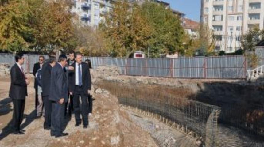 Başkan &Ccedil;akır, Kernek Meydanı D&uuml;zenleme &Ccedil;alışmalarını İnceledi