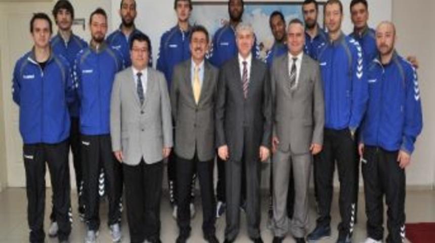 Uşak &Uuml;niversitesi Basketbol Kul&uuml;b&uuml; Vali Erden&rsquo;i Ziyaret Etti
