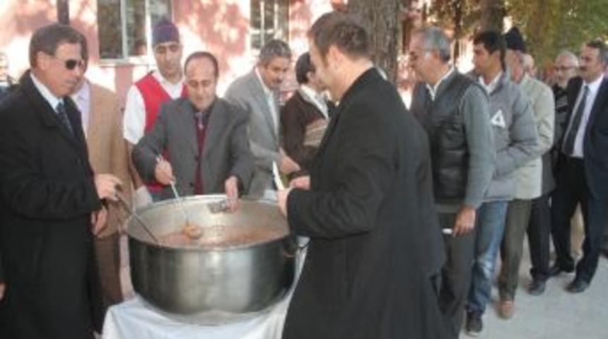 Milli Eğitim M&uuml;d&uuml;rl&uuml;ğ&uuml; Aşure Dağıttı