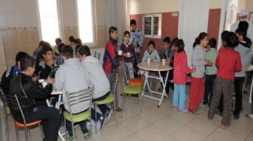 Şehitk&acirc;mil Belediyesi'nden 25 Aile Merkezi Ile 19 Et&uuml;t Merkezine Aşure