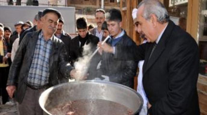 Suşehri Belediyesi 2 Bin Kişiye Aşure Dağıttı