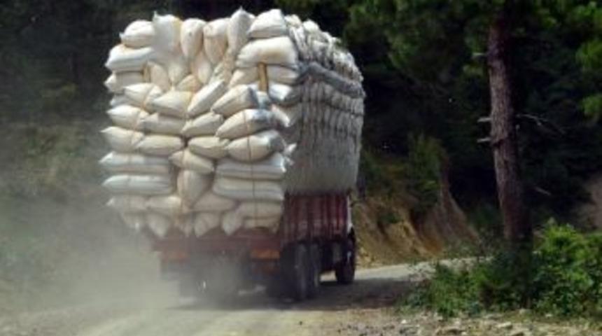 Hayvancılar G&uuml;neydoğudan Saman Taşıyor