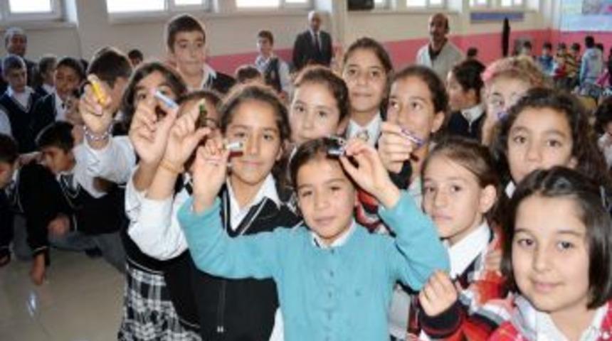 Alaca'da Okullara Atık Pil Toplama Makinesi Dağıtıldı