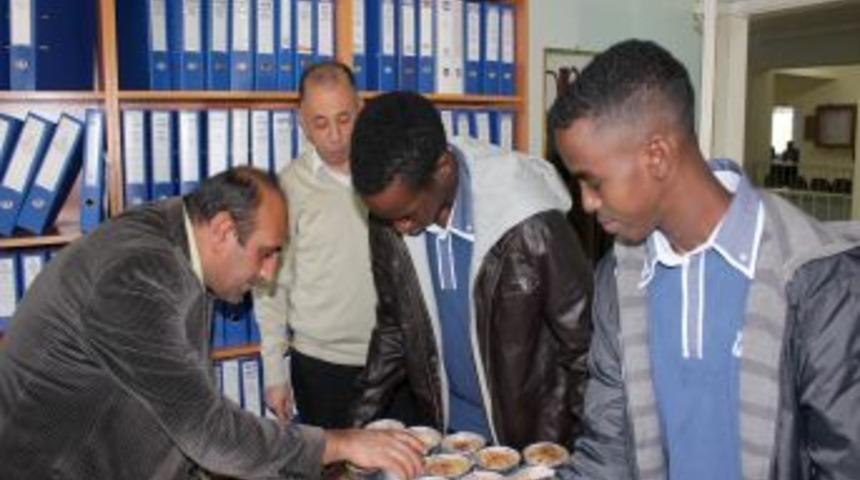 &Ouml;ğrenciler, Kamu Kurumlarında Aşure Dağıttı