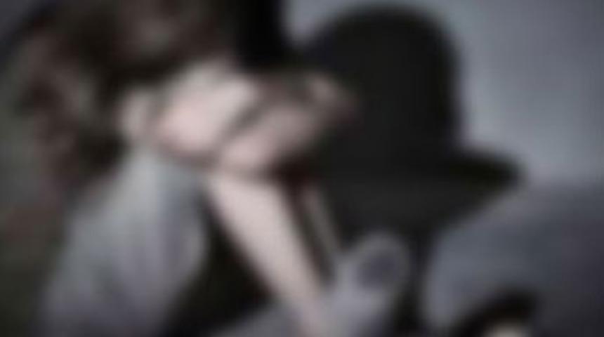 &Ouml;z kardeşini 8 kişiye pazarladı