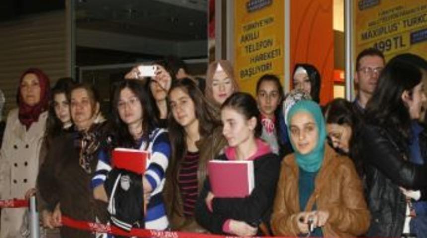 &Uuml;nl&uuml; Sanat&ccedil;ı Fahriye Evcen Trabzon&rsquo;da