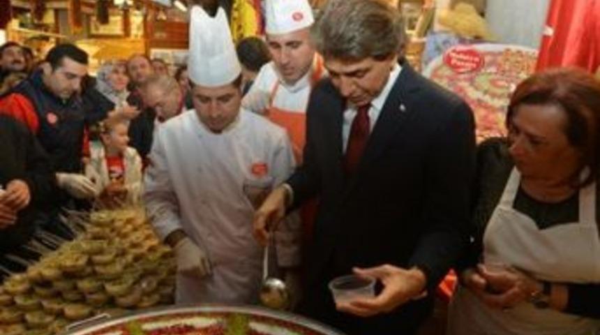 Mısır &Ccedil;arşısı&rsquo;nda aşure dağıtıldı